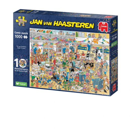 Jan van Haasteren Pussel - Jan Van Haasteren Studio 10 Years 1000 bitar i gruppen PUSSEL / 1000 bitar hos Spelexperten (1110100028)