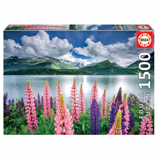 Educa Pussel: Lupins On The Shores of Lake Sils, Switzerland 1500 Bitar i gruppen PUSSEL / 1500 bitar hos Spelexperten (19271)