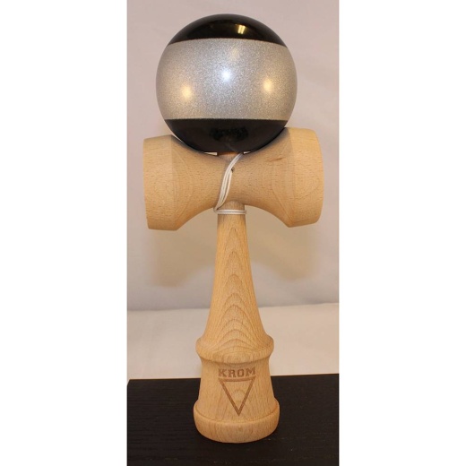 Krom XL Stripe - Black/Chrome i gruppen LEKSAKER / Kendama / KROM hos Spelexperten (A56)