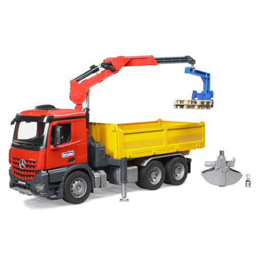 Bruder MB Arocs Construction Lastbil med kran, gripskopa + 2 pallar i gruppen  hos Spelexperten (BR3651)
