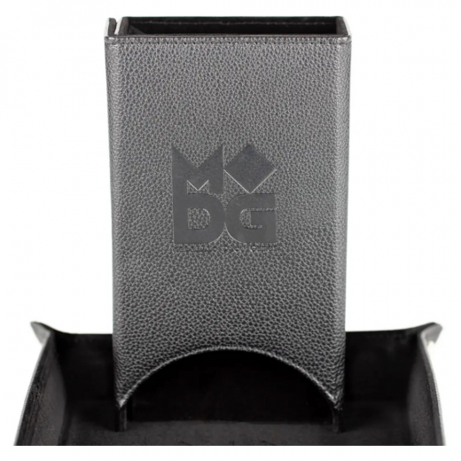 Leather Fold Up Dice Tower - Black i gruppen SÄLLSKAPSSPEL / Tillbehör / Tärningar & tillbehör hos Spelexperten (MET0543)