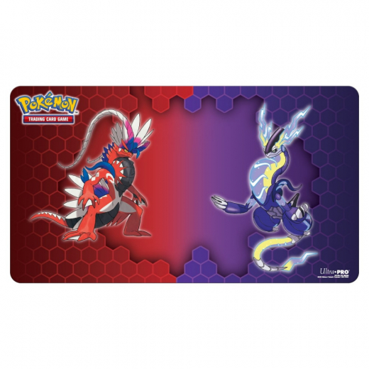 Pokémon TCG: Koraidon & Miraidon Playmat i gruppen SÄLLSKAPSSPEL / Tillbehör / Övriga hos Spelexperten (ULT16182)