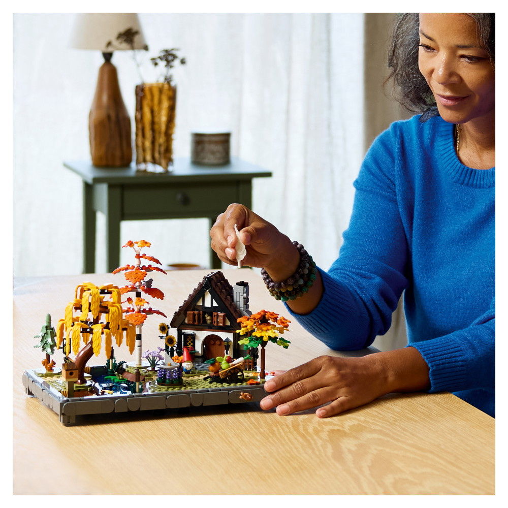 LEGO Icons - Höstig Stuga Och Trädgård