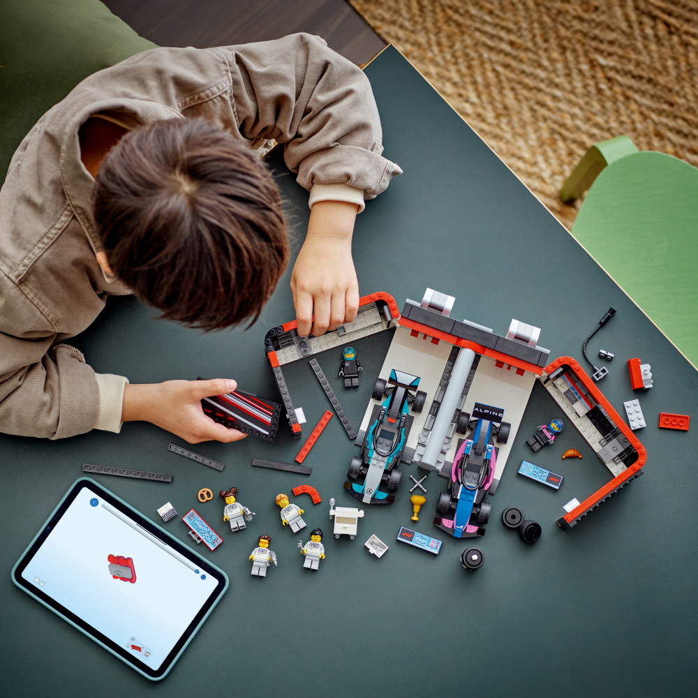 LEGO City - F1 garage & Mercedes-AMG & Alpine bilar