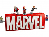 LEGO Marvel - MARVEL logotyp och minifigurer LEGO Marvel - MARVEL logotyp och minifigurer