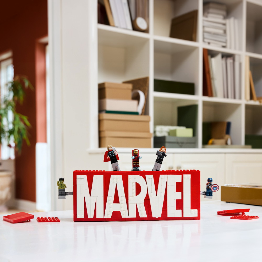 LEGO Marvel - MARVEL logotyp och minifigurer