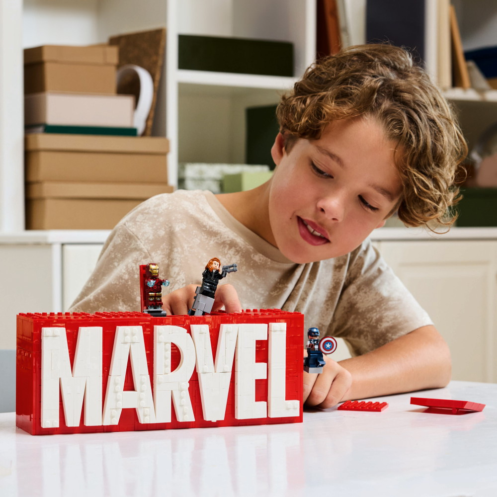 LEGO Marvel - MARVEL logotyp och minifigurer