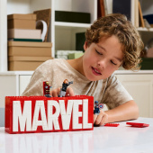 LEGO Marvel - MARVEL logotyp och minifigurer LEGO Marvel - MARVEL logotyp och minifigurer