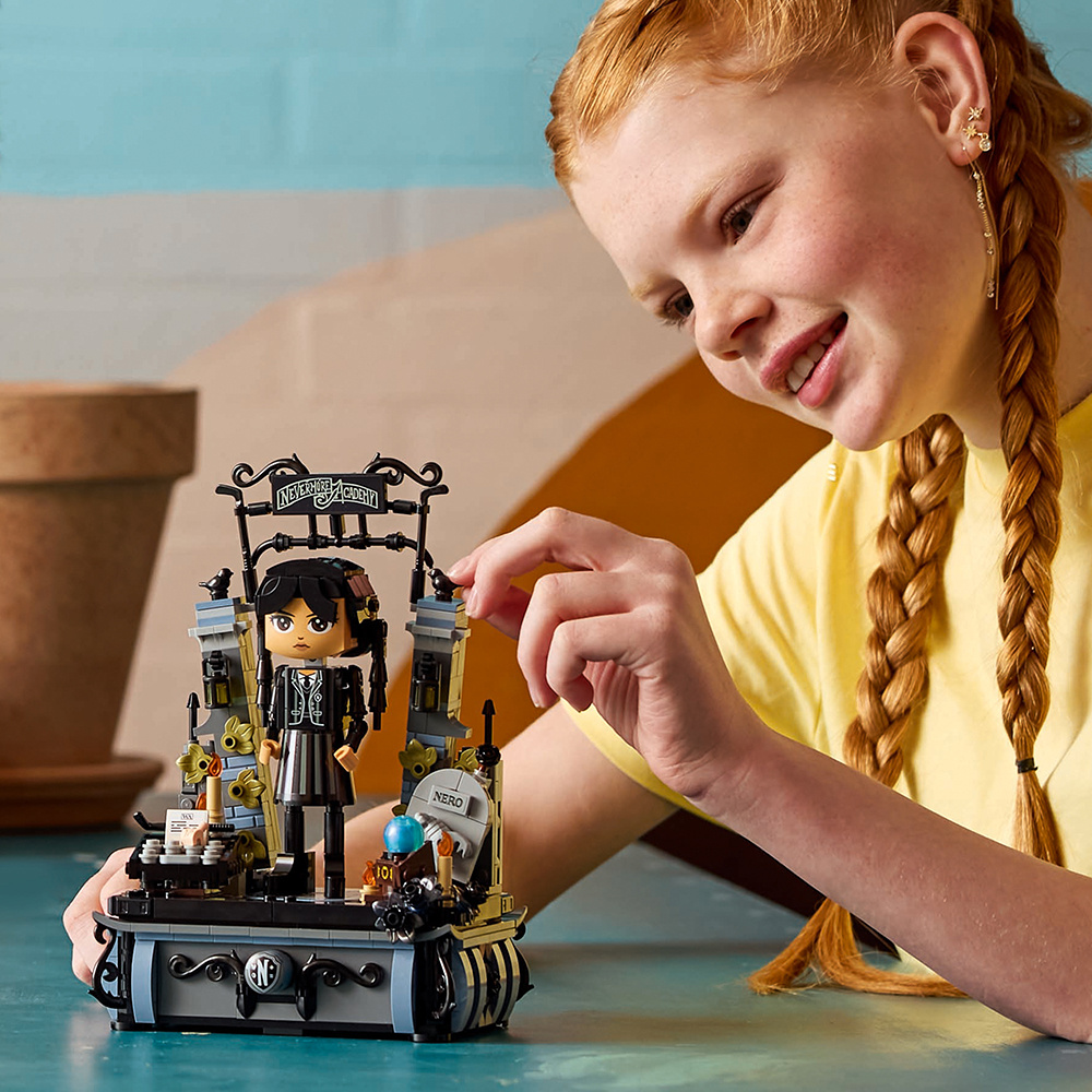 LEGO Wednesday Addams figur