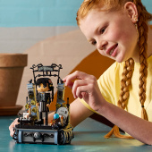 LEGO Wednesday Addams figur LEGO Wednesday Addams figur