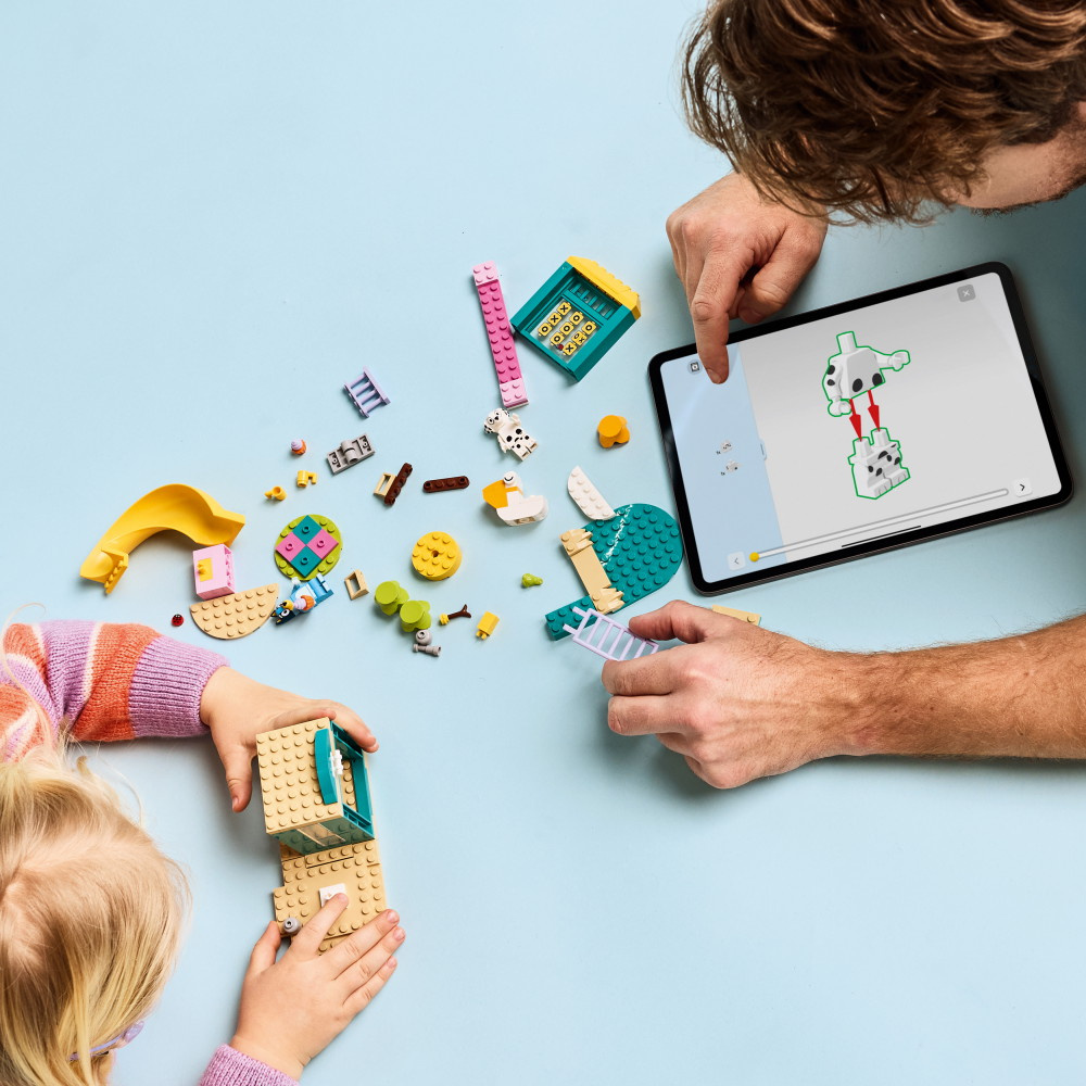 LEGO Bluey - Skoj på lekplatsen med Bluey och Chloe