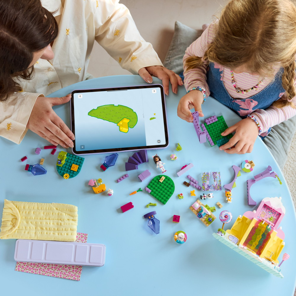 LEGO Gabby's Dollhouse - Karamellberget & katträdgården