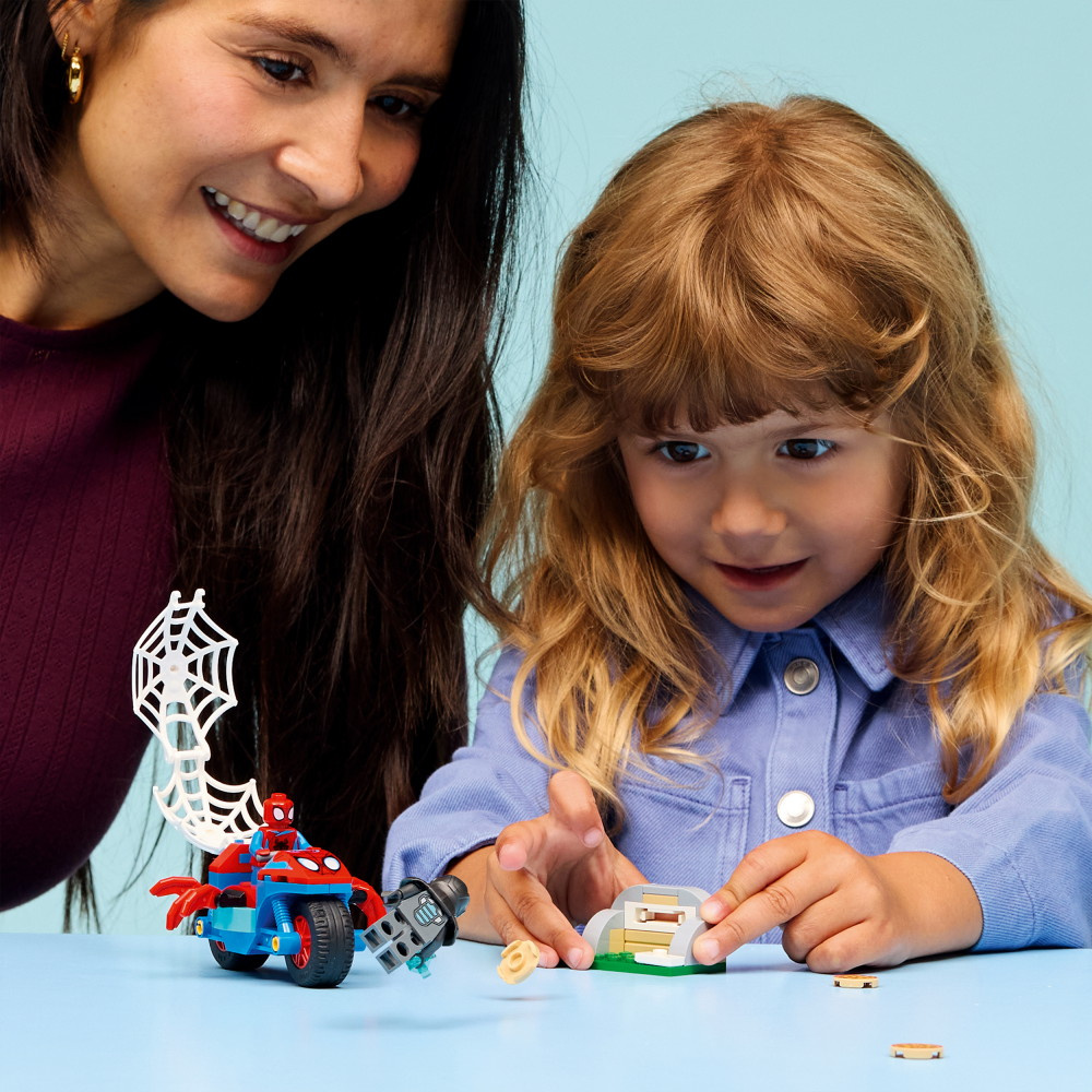 LEGO Marvel - Spidey på sin motorcykel mot Rhino