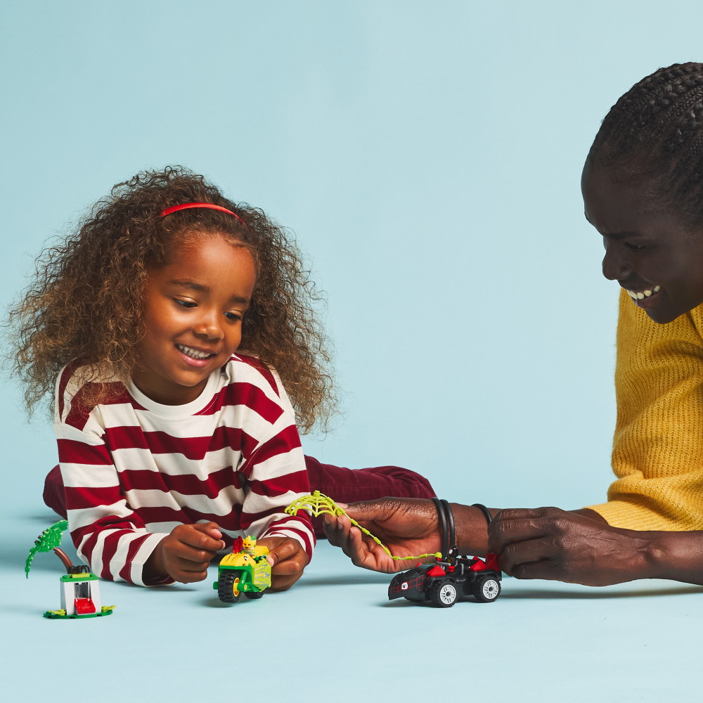 LEGO Marvel - Spins och Electros jakt med dinosauriefordon